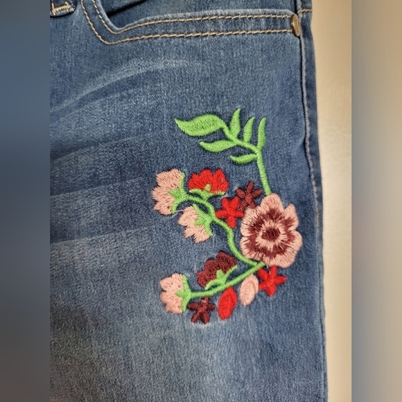 VIP Floral Embroidered Juniors Jeans Size 5/6 - Picture 4 of 6